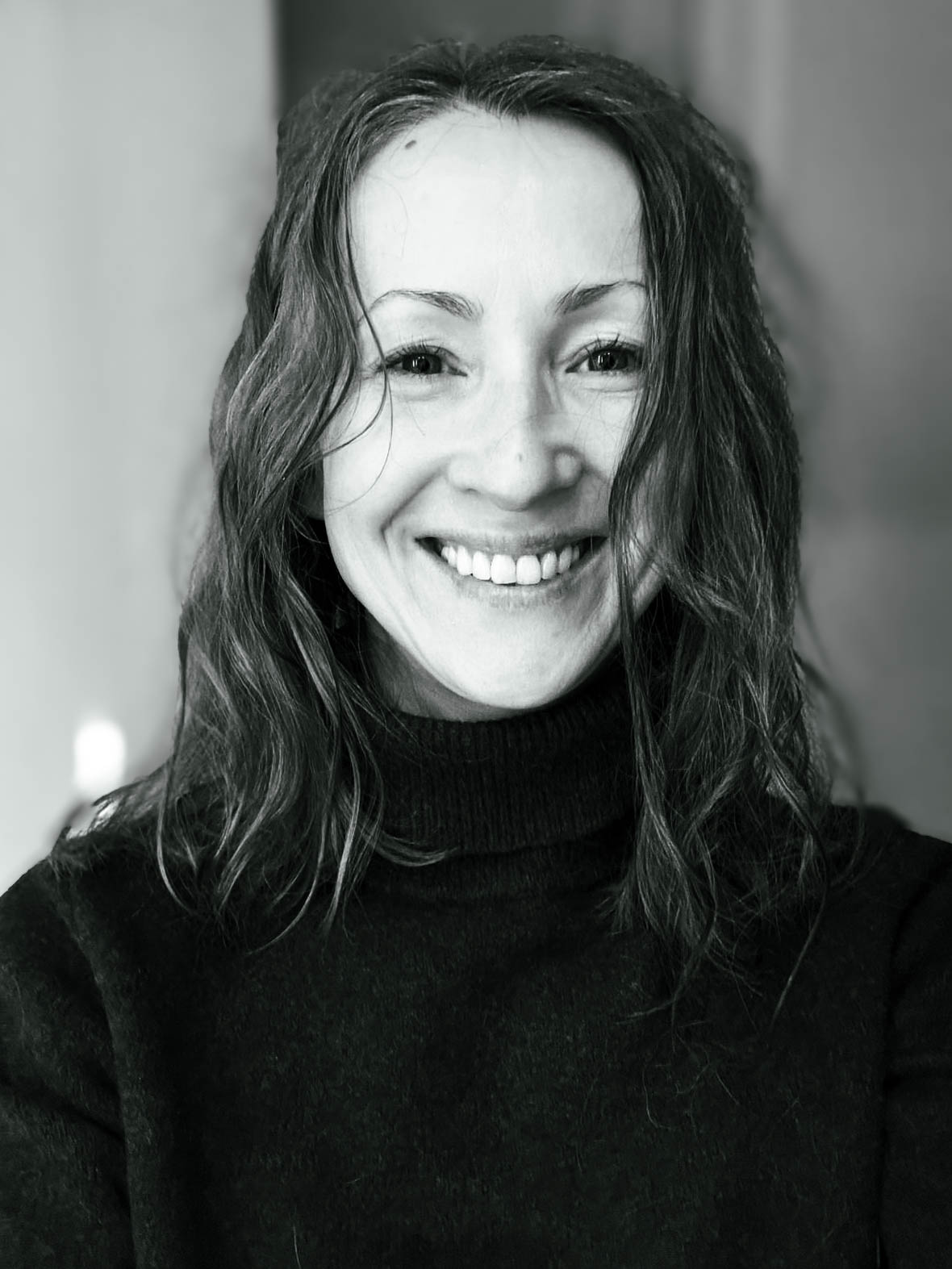 8. Jagoda Rogoża fotografka kobieca Warszawa czarno-biały portret uśmiech