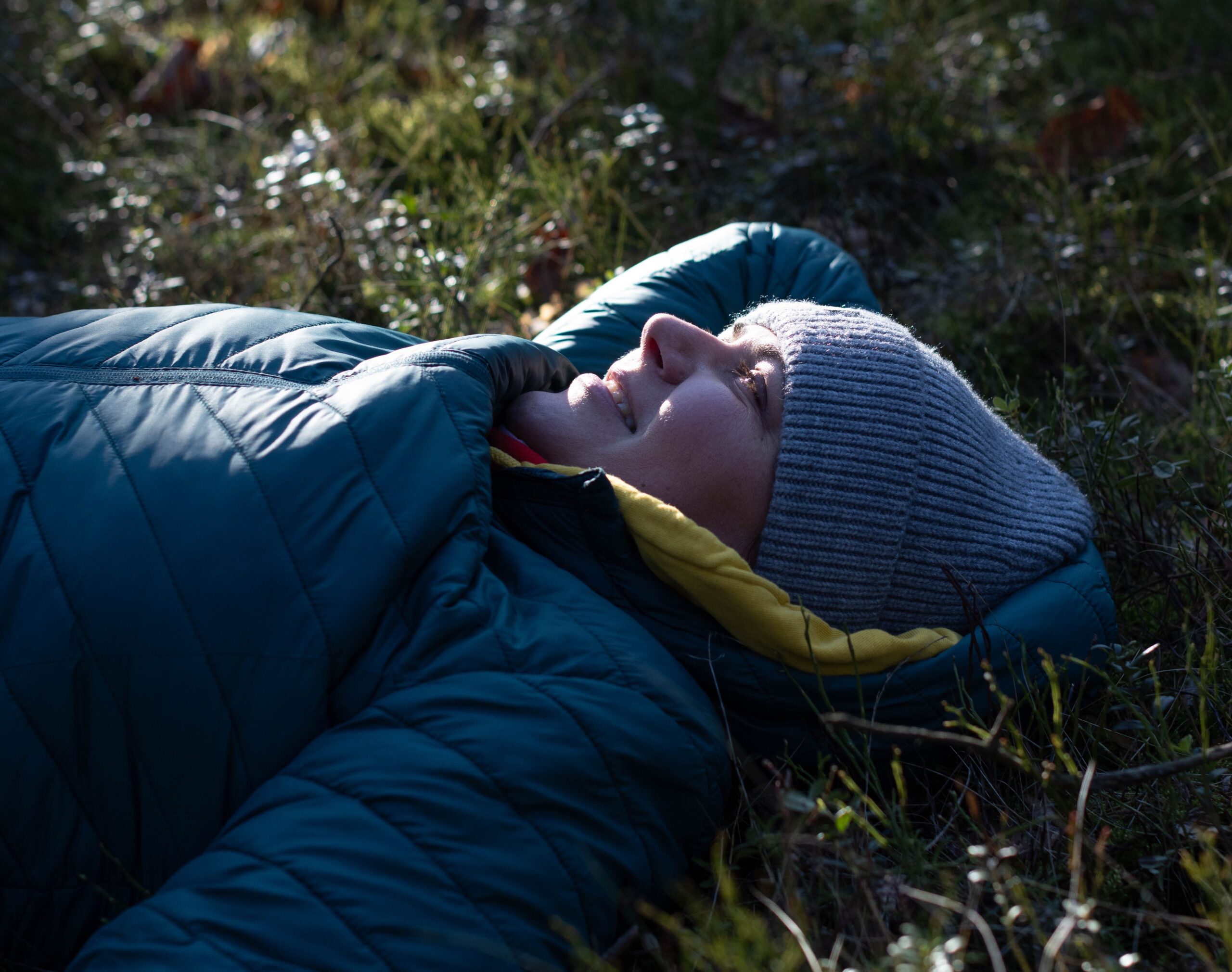 Zdjęcie dziewczyny leżącej na trawie w lesie w sezonie przedwiosennym
