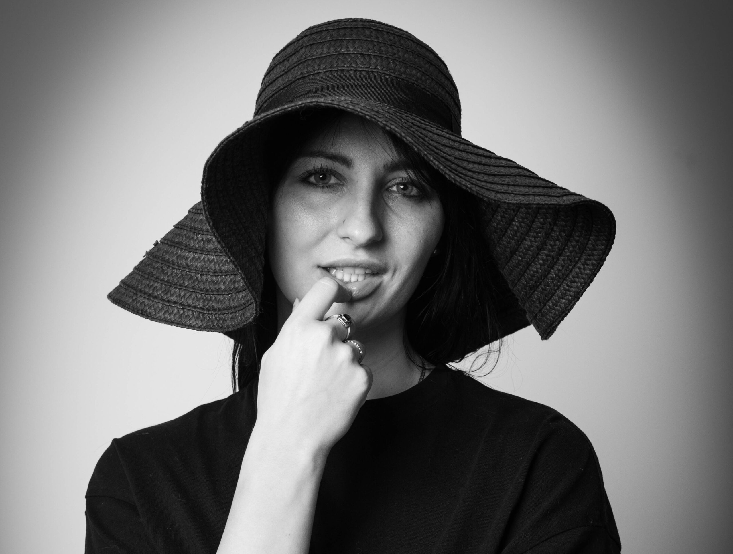 Czarno-białe zdjęcie dziewczyny w kapeluszu