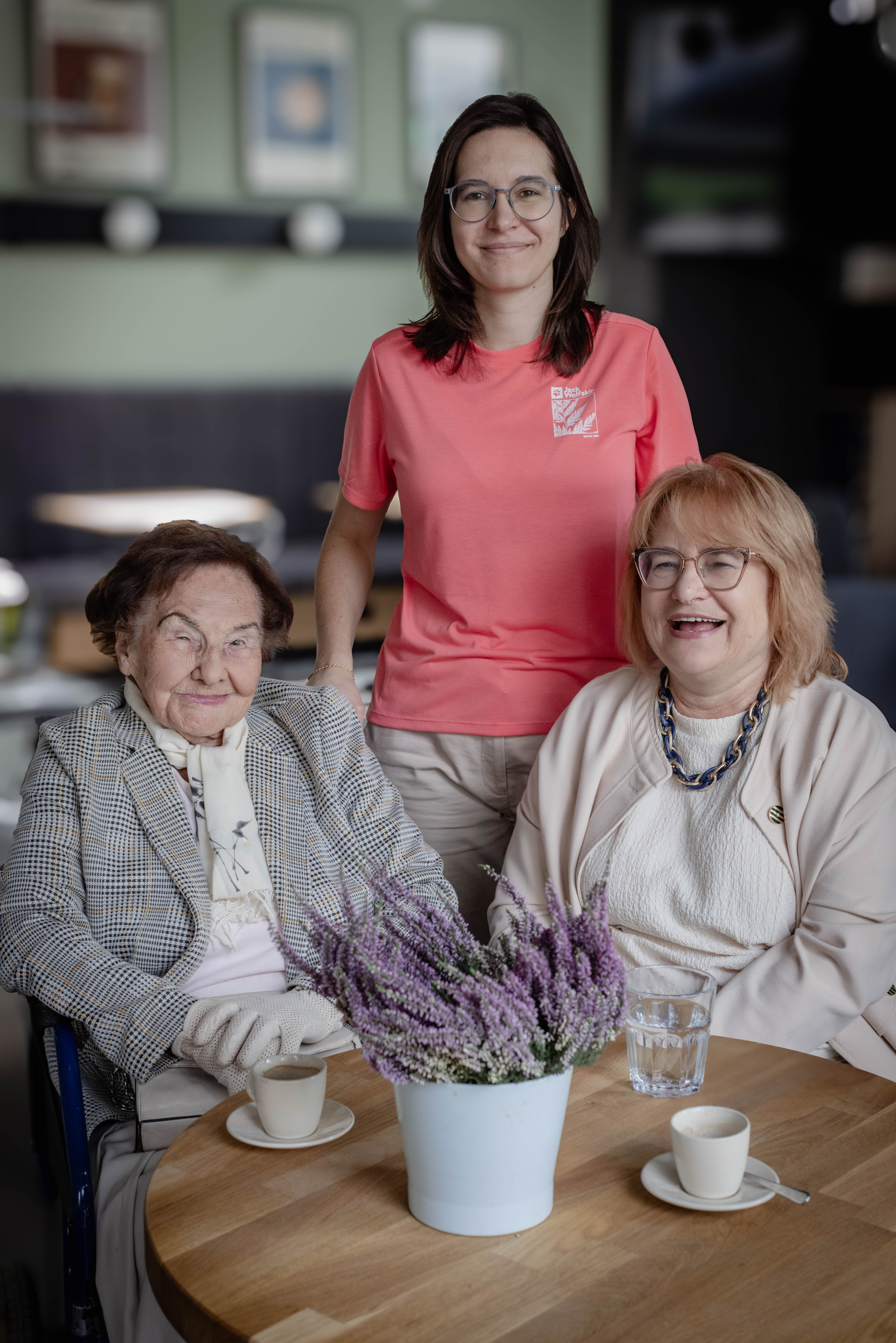 Babcia, mama i wnuczka w kawiarni