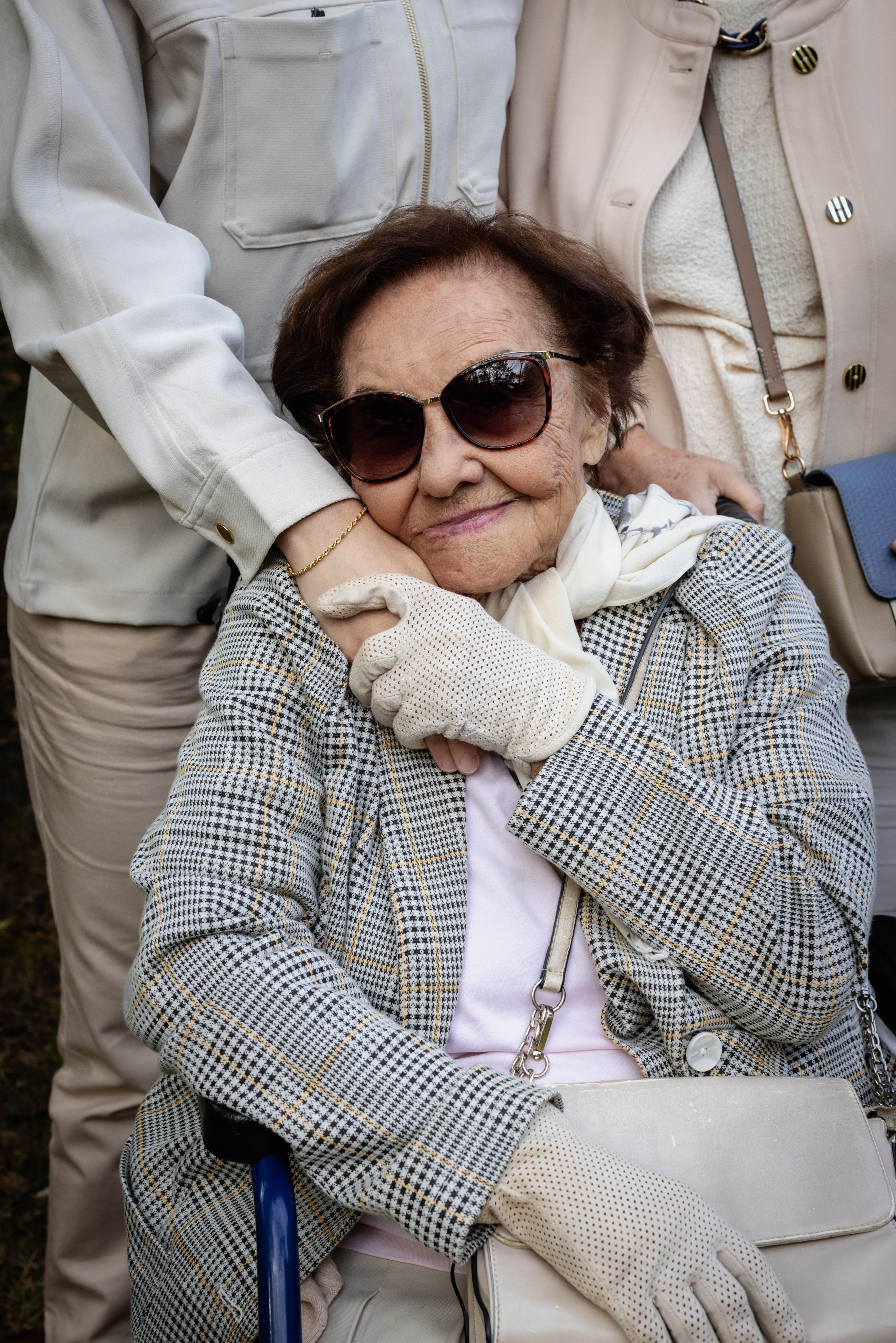 Starsza pani przytula policzek do dłoni wnuczki