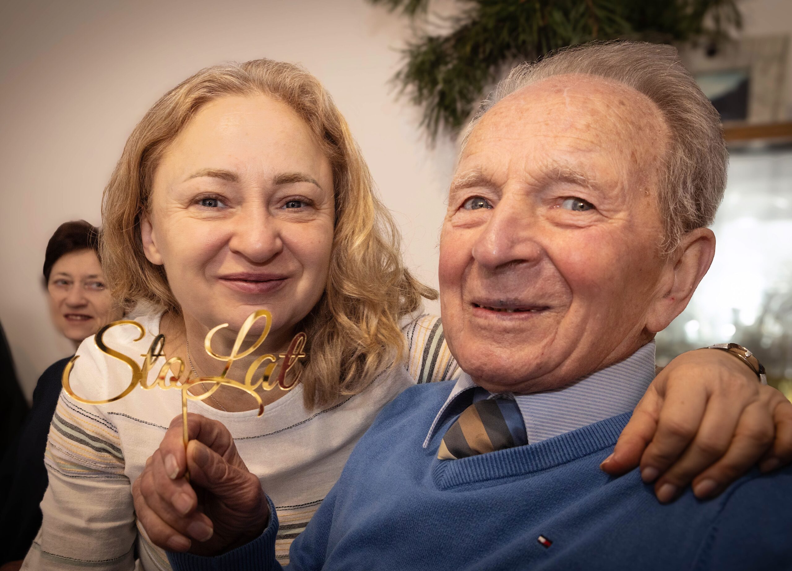 Starszy pan obchodzący dziewięćdziesiąte urodziny przy stole z córką, sesja zdjęciowa dla seniorów prezent na dzień babci i dziadka, rodzinna sesja zdjęciowa babcia dziadek fotograf Jagoda Rogoża